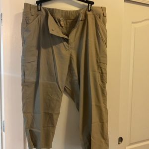 Duluth Trading Co plus size tan cargo capri pants